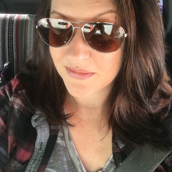 Meet your Posher, Lauren - Picture 2 of 8